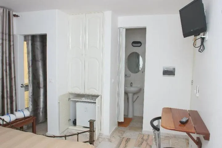 Residencial Nazare Bed and Breakfast Πράγια